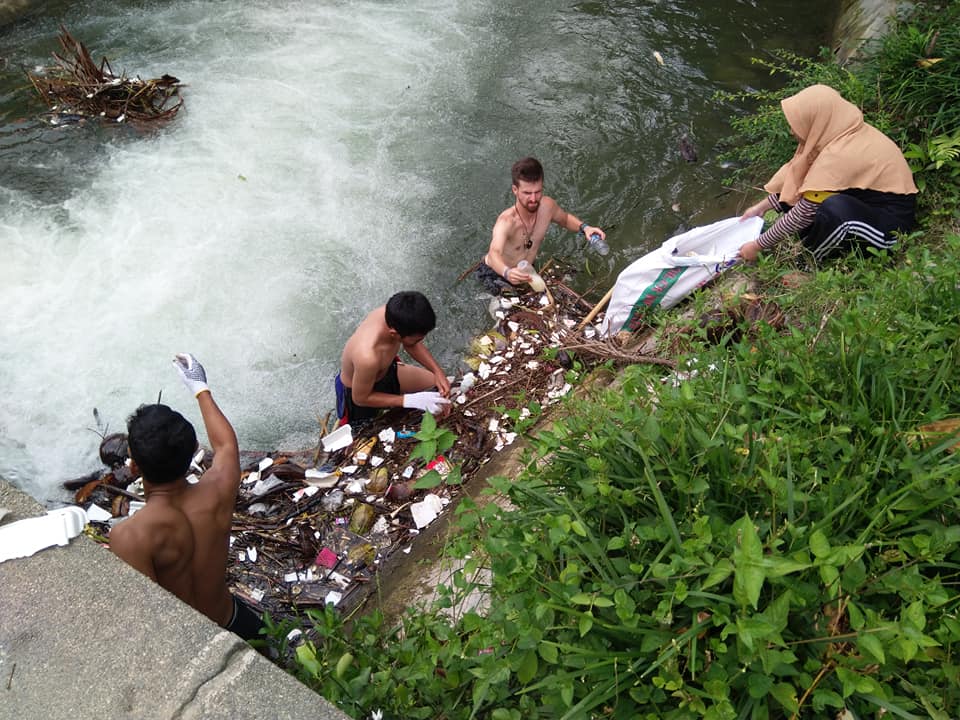 Plastik aufsammeln aus dem Fluss in Indonesien