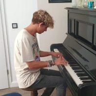 Ein Teamleiter spielt etwas auf dem Klavier