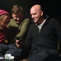 Nico, Edin und Simon schauen sich etwas auf dem Handy an