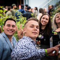 glückliche Fundraiser-Gesichter auf der Sommerparty in Berlin