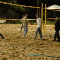 Fundraiser spielen Beach-Volleyball im Beach Mitte Berlin