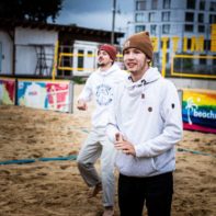 Fundraiser spielen Beach-Volleyball auf der Sommerparty in Berlin