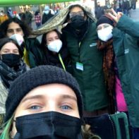 Fundraiser machen ein Selfie mit Maske