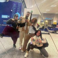 Vier Fundraiser machen ein Spiegelselfie am Flughafen
