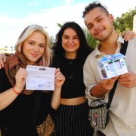 Drei Fundraiser halten Geschenke für das SOS-Kinderdorf in tunesien in der Hand