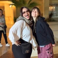 zwei junge Frauen im Hotel lächeln breit