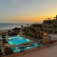 Hotel in Ägypten mit Pool im Innenhof und direkt am Strand und Meer gelegen.