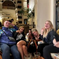 fünf Personen sitzen in einer ägyptischen Bar auf gepolsterten Bänken
